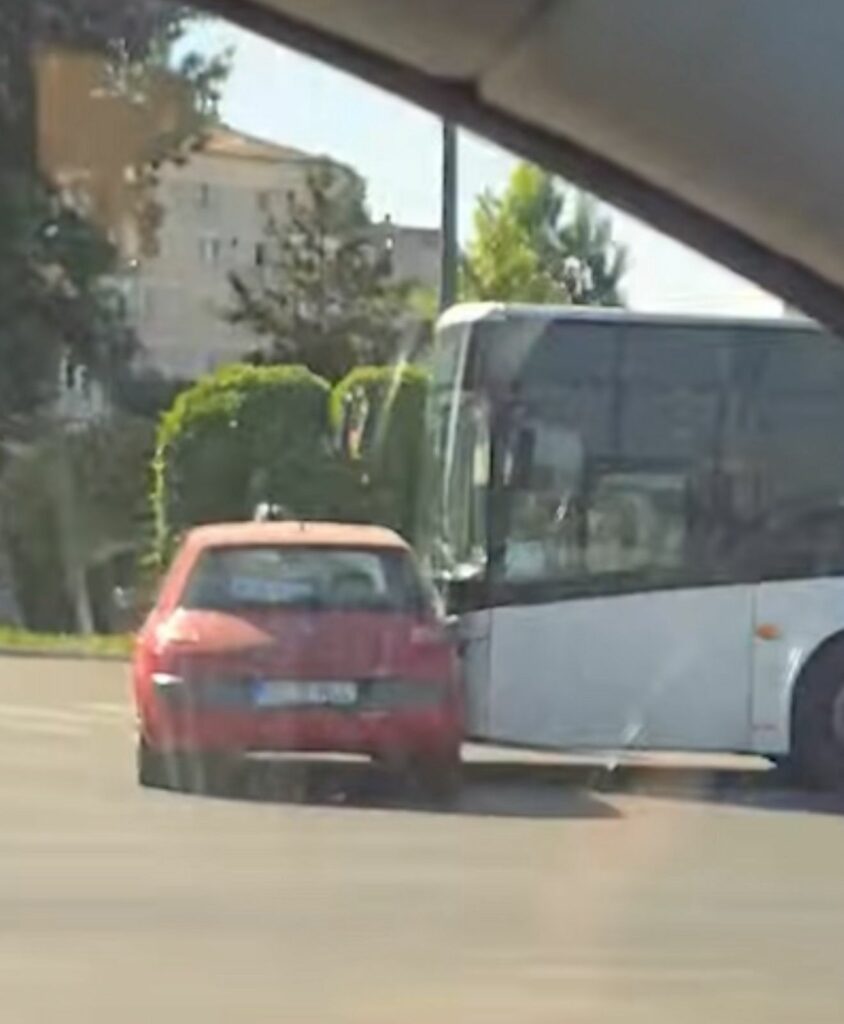 VIDEO O mașină a fost lovită de CT Bus la intersecția de la Far, Constanța WhatsApp Image 2025 07 03 at 17.42.52 1