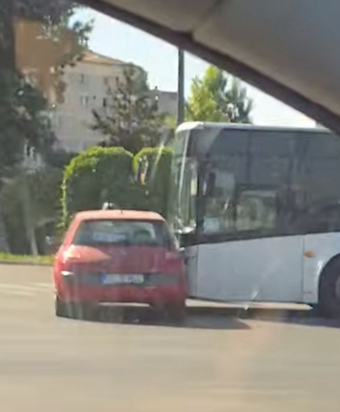 VIDEO O mașină a fost lovită de CT Bus la intersecția de la Far, Constanța WhatsApp Image 2025 07 03 at 17.42.52