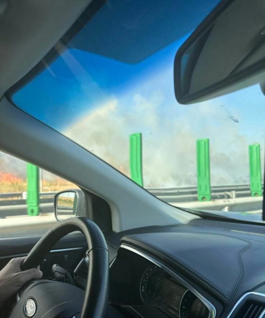 FOTO VIDEO Incendiu de vegetație pe A2, declanșat de o mașină cuprinsă de flăcări UPDATE WhatsApp Image 2025 07 03 at 17.53.09