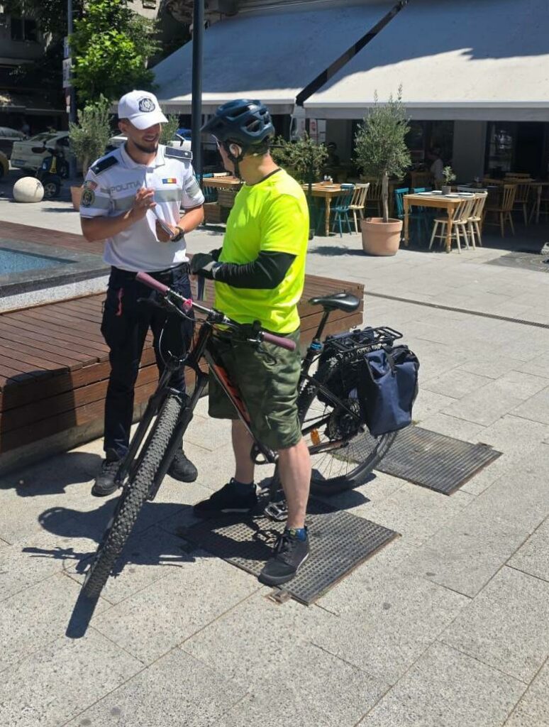 FOTO Polițiștii constănțeni au desfășurat o campanie de prevenire pentru siguranța pietonilor și bicicliștilor 3 FOTO Polițiștii constănțeni au desfășurat o campanie de prevenire pentru siguranța pietonilor și bicicliștilor WhatsApp Image 2025 07 05 at 13.26.21 1