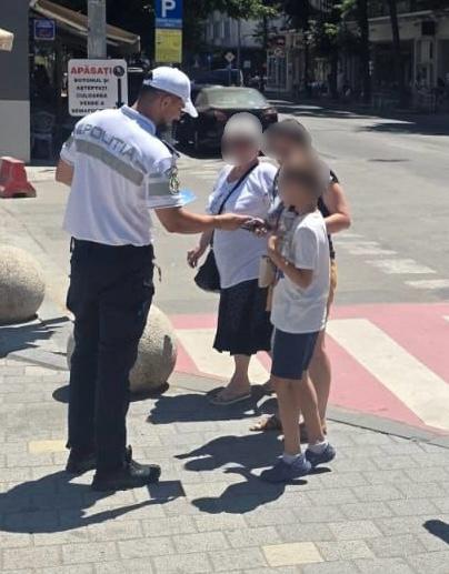 FOTO Polițiștii constănțeni au desfășurat o campanie de prevenire pentru siguranța pietonilor și bicicliștilor 2 FOTO Polițiștii constănțeni au desfășurat o campanie de prevenire pentru siguranța pietonilor și bicicliștilor WhatsApp Image 2025 07 05 at 13.26.21 2
