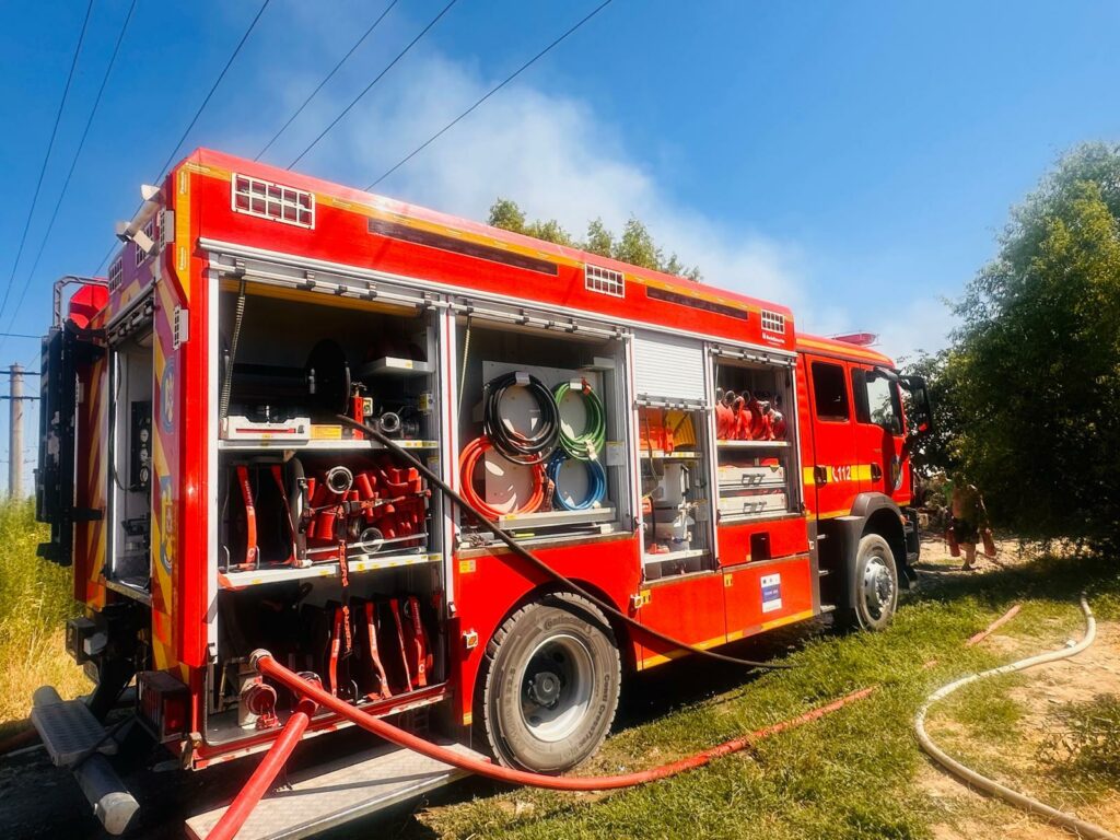 FOTO VIDEO Incendiu violent în Tulcea: Pompierii luptă pentru salvarea unei microferme 6 FOTO VIDEO Incendiu violent în Tulcea: Pompierii luptă pentru salvarea unei microferme WhatsApp Image 2025 07 13 at 16.04.12