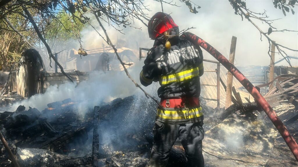 FOTO VIDEO Incendiu violent în Tulcea: Pompierii luptă pentru salvarea unei microferme 4 FOTO VIDEO Incendiu violent în Tulcea: Pompierii luptă pentru salvarea unei microferme WhatsApp Image 2025 07 13 at 16.04.13 1