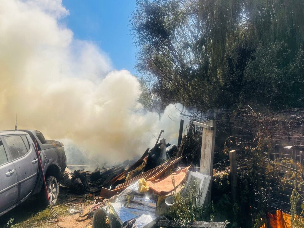 FOTO VIDEO Incendiu violent în Tulcea: Pompierii luptă pentru salvarea unei microferme 5 FOTO VIDEO Incendiu violent în Tulcea: Pompierii luptă pentru salvarea unei microferme WhatsApp Image 2025 07 13 at 16.04.13