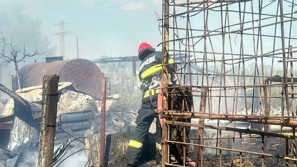 FOTO VIDEO Incendiu violent în Tulcea: Pompierii luptă pentru salvarea unei microferme 2 FOTO VIDEO Incendiu violent în Tulcea: Pompierii luptă pentru salvarea unei microferme WhatsApp Image 2025 07 13 at 16.04.13 3
