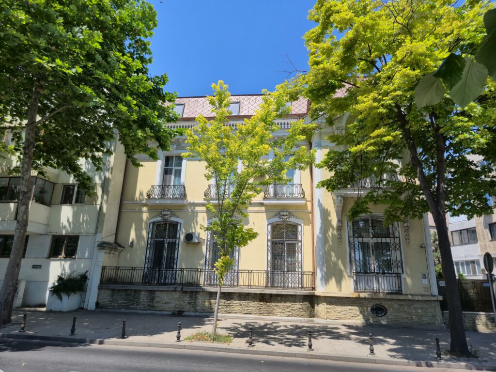 FOTO VIDEO Reședința Arhiepiscopului Teodosie: viața discretă dintr-un monument istoric din Constanța, cu vedere la mare 2 FOTO VIDEO Reședința Arhiepiscopului Teodosie: viața discretă dintr-un monument istoric din Constanța, cu vedere la mare WhatsApp Image 2025 07 14 at 08.17.03