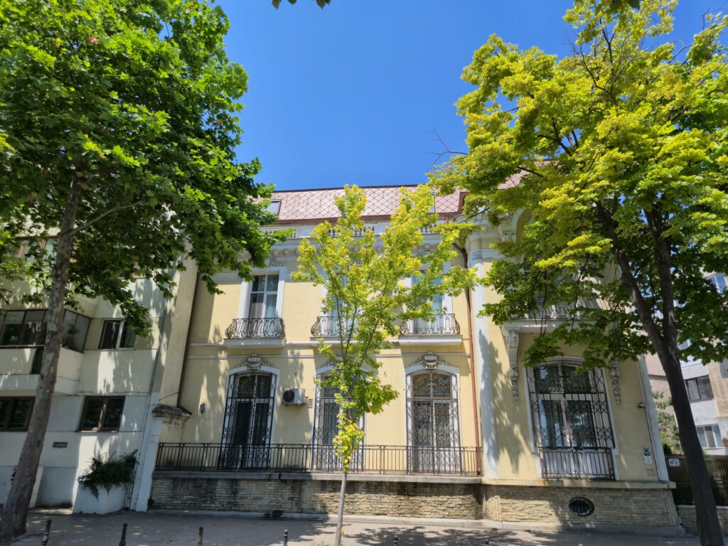 FOTO VIDEO Reședința Arhiepiscopului Teodosie: viața discretă dintr-un monument istoric din Constanța, cu vedere la mare 34 FOTO VIDEO Reședința Arhiepiscopului Teodosie: viața discretă dintr-un monument istoric din Constanța, cu vedere la mare WhatsApp Image 2025 07 14 at 08.17.03 2 3