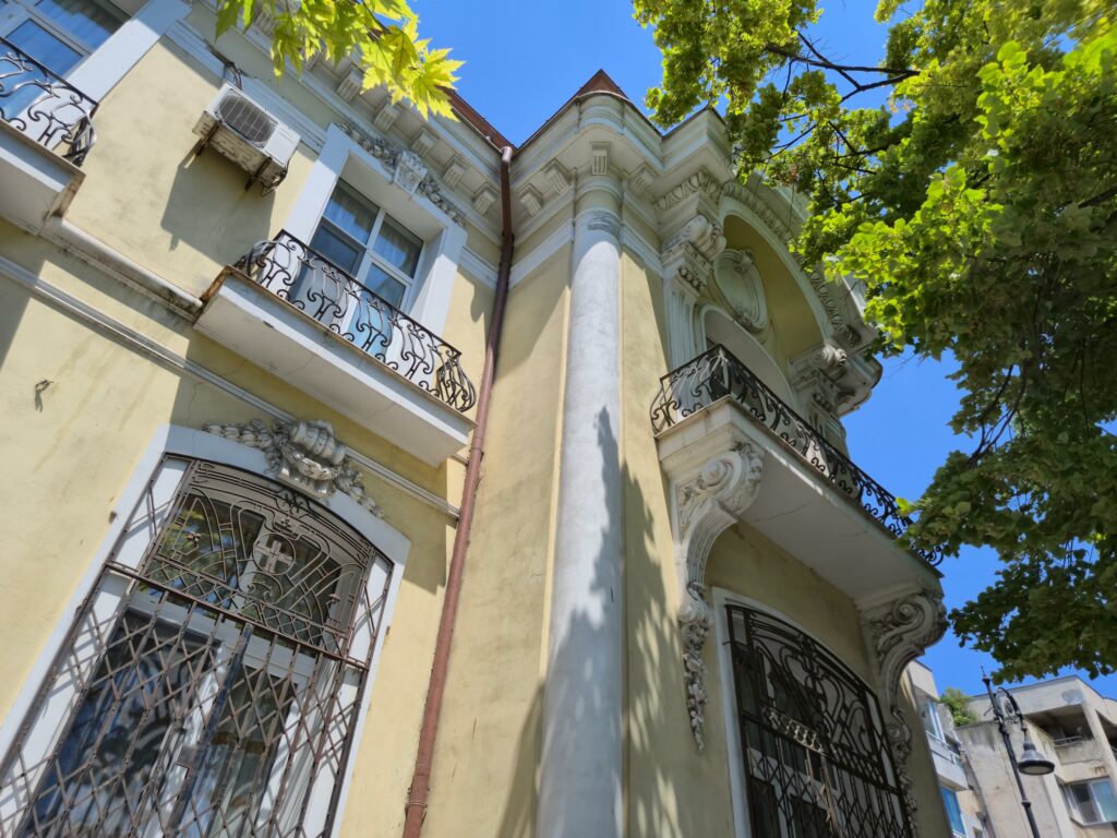 FOTO VIDEO Reședința Arhiepiscopului Teodosie: viața discretă dintr-un monument istoric din Constanța, cu vedere la mare 20 FOTO VIDEO Reședința Arhiepiscopului Teodosie: viața discretă dintr-un monument istoric din Constanța, cu vedere la mare WhatsApp Image 2025 07 14 at 08.17.07 2
