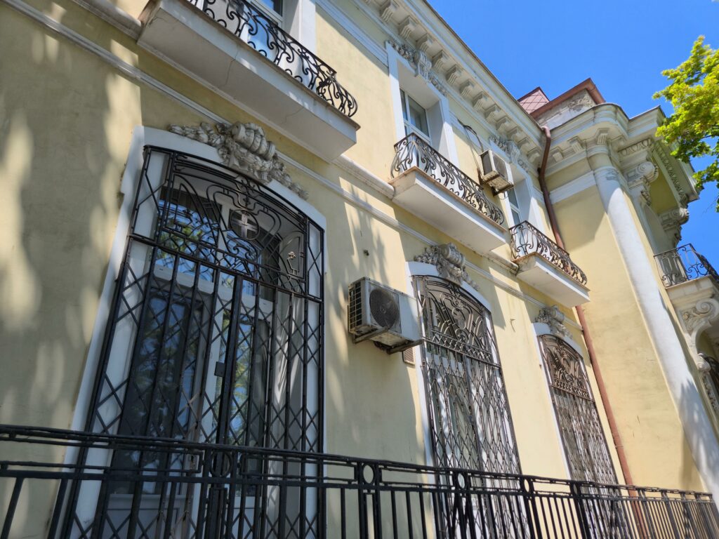 FOTO VIDEO Reședința Arhiepiscopului Teodosie: viața discretă dintr-un monument istoric din Constanța, cu vedere la mare 30 FOTO VIDEO Reședința Arhiepiscopului Teodosie: viața discretă dintr-un monument istoric din Constanța, cu vedere la mare WhatsApp Image 2025 07 14 at 08.17.12