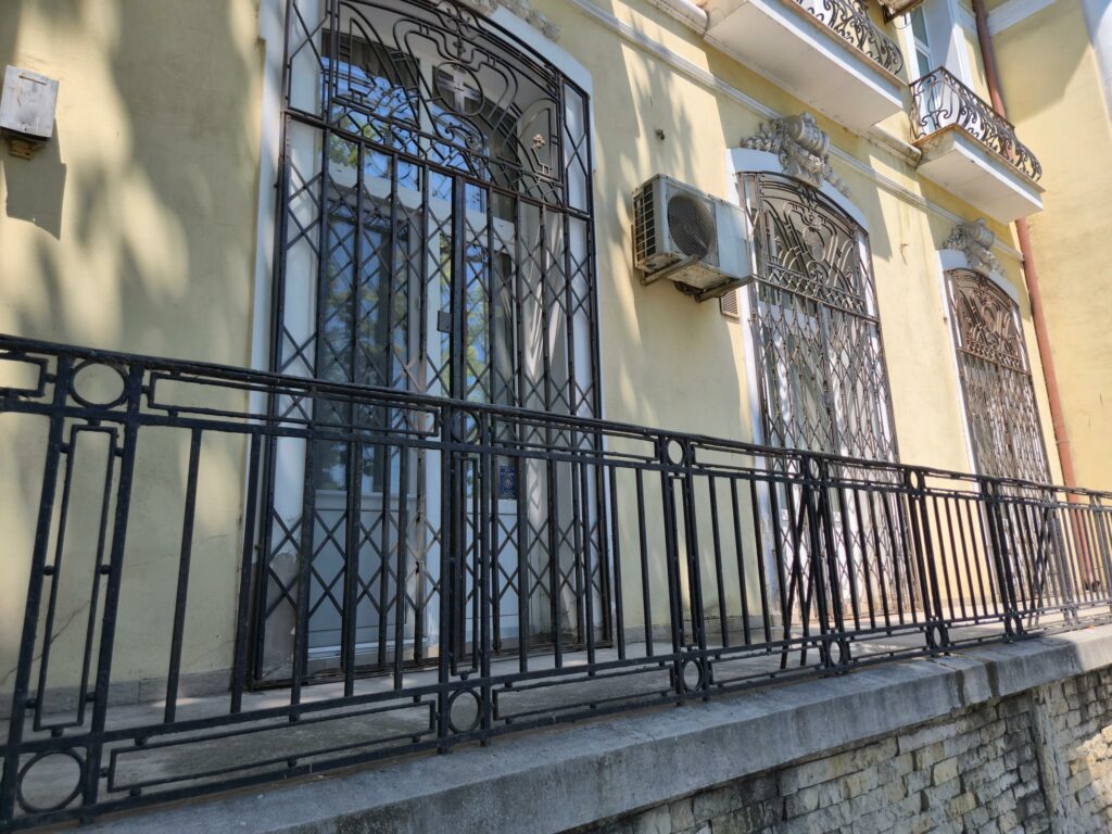 FOTO VIDEO Reședința Arhiepiscopului Teodosie: viața discretă dintr-un monument istoric din Constanța, cu vedere la mare 31 FOTO VIDEO Reședința Arhiepiscopului Teodosie: viața discretă dintr-un monument istoric din Constanța, cu vedere la mare WhatsApp Image 2025 07 14 at 08.17.13