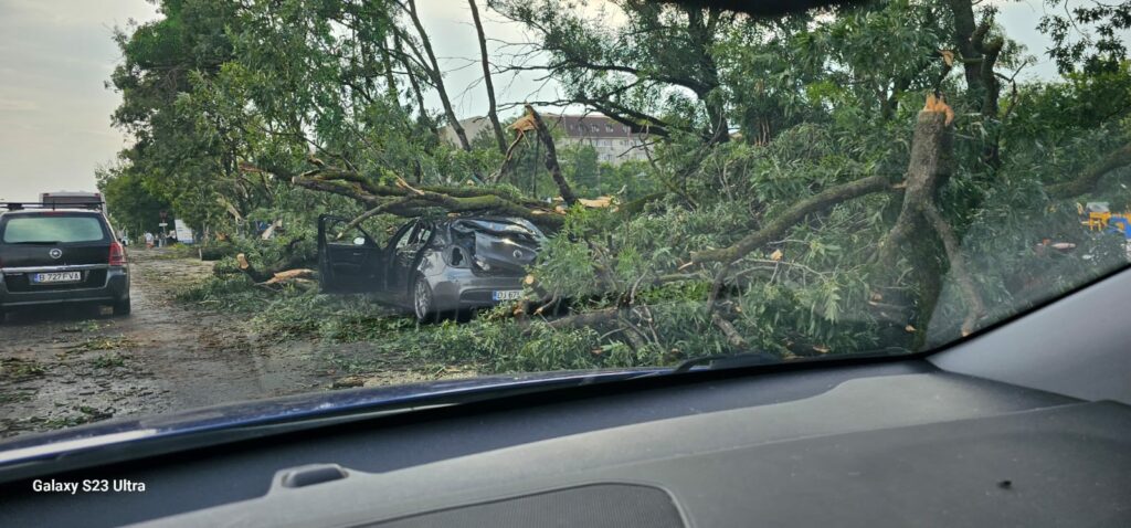 FOTO VIDEO Cod roșu de furtună. O femeie de 49 de ani a murit în Otopeni, lovită de bucăți de acoperiș WhatsApp Image 2025 07 17 at 19.34.06