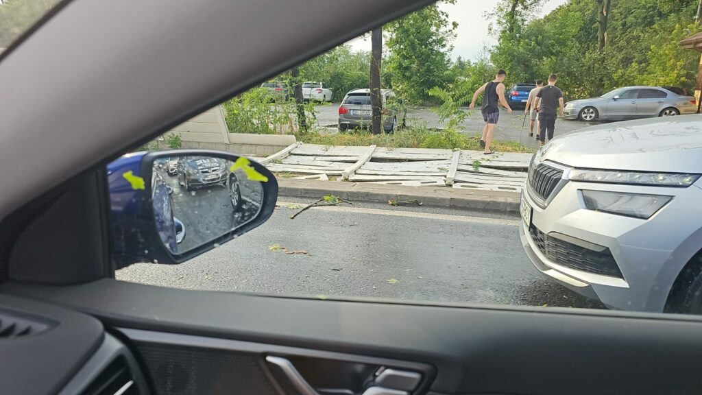 FOTO VIDEO Cod roșu de furtună. O femeie de 49 de ani a murit în Otopeni, lovită de bucăți de acoperiș WhatsApp Image 2025 07 17 at 19.34.08