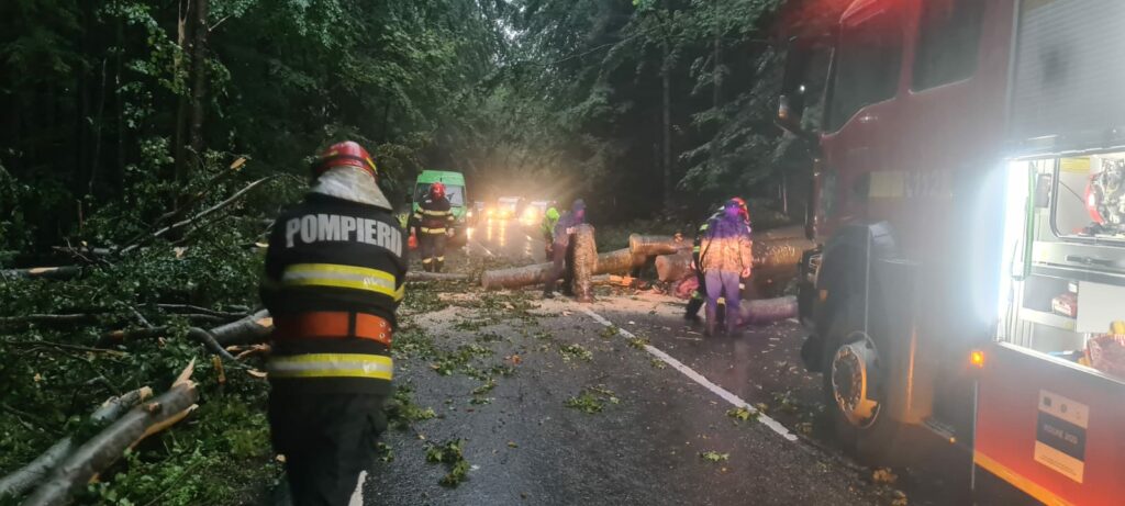 FOTO Ce a rămas în urma furtunii: Cod roșu în 14 județe și București/ O persoană decedată, două rănite și pagube semnificative WhatsApp Image 2025 07 18 at 08.51.26
