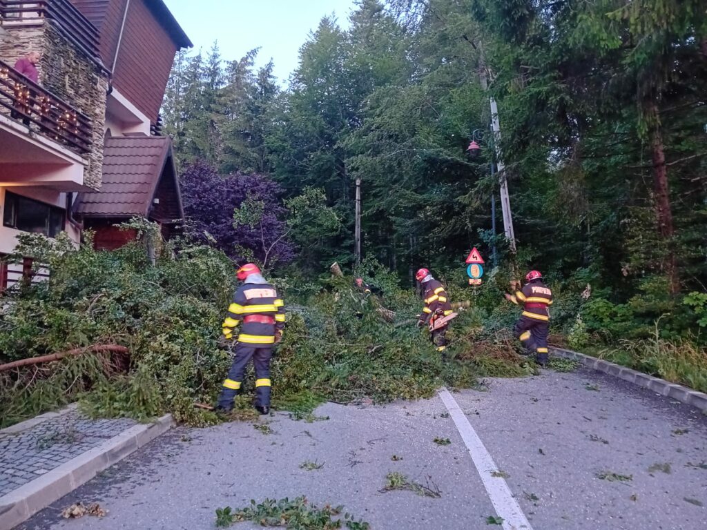 FOTO Ce a rămas în urma furtunii: Cod roșu în 14 județe și București/ O persoană decedată, două rănite și pagube semnificative WhatsApp Image 2025 07 18 at 08.52.03 1