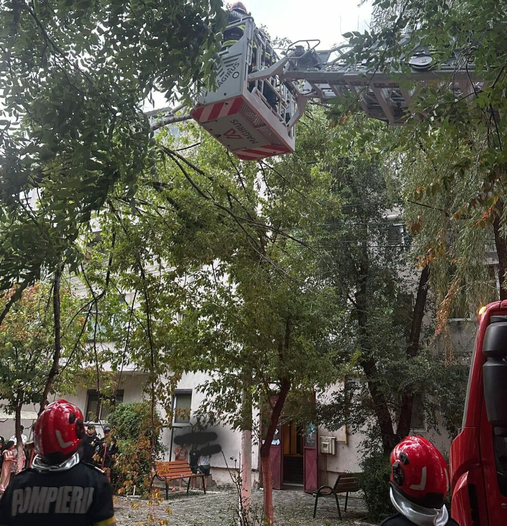 FOTO Ce a rămas în urma furtunii: Cod roșu în 14 județe și București/ O persoană decedată, două rănite și pagube semnificative WhatsApp Image 2025 07 18 at 08.52.46 1