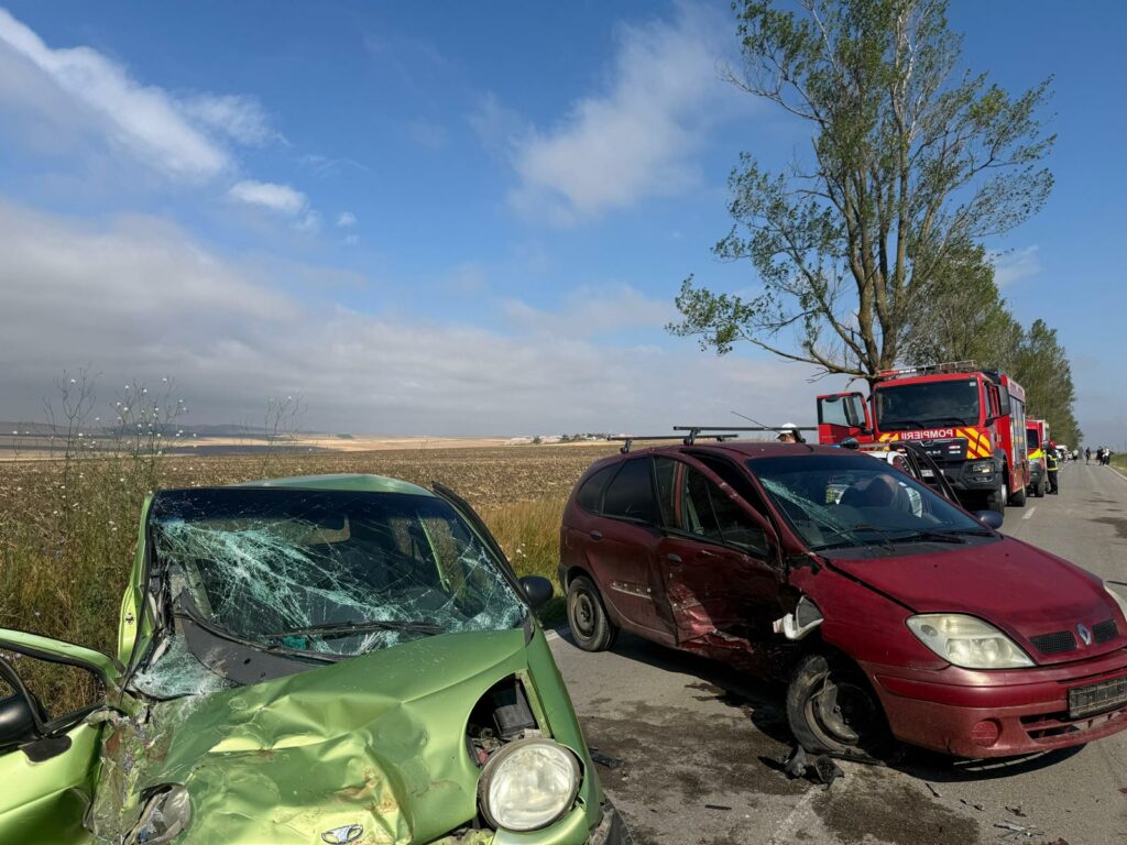 FOTO VIDEO Accident grav între două mașini, în Tulcea: o femeie și un minor au fost transportați la spital 2 FOTO VIDEO Accident grav între două mașini, în Tulcea: o femeie și un minor au fost transportați la spital WhatsApp Image 2025 07 18 at 10.51.24
