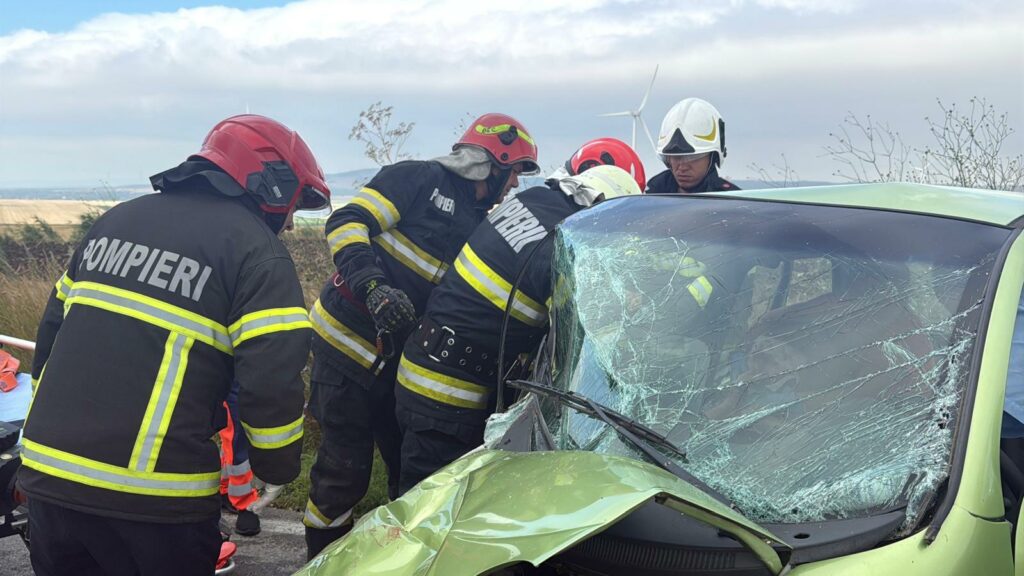 FOTO VIDEO Accident grav între două mașini, în Tulcea: o femeie și un minor au fost transportați la spital 3 FOTO VIDEO Accident grav între două mașini, în Tulcea: o femeie și un minor au fost transportați la spital WhatsApp Image 2025 07 18 at 10.51.31