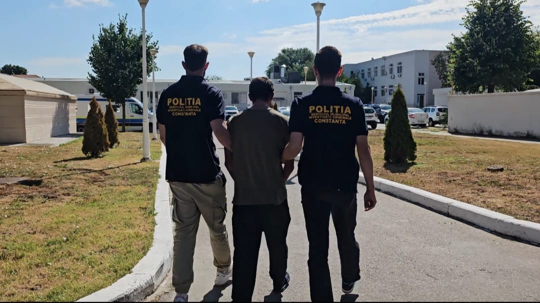 VIDEO Un bărbat a fost arestat preventiv după ce a incendiat trei mașini în municipiul Constanța WhatsApp Image 2025 07 18 at 12.56.40