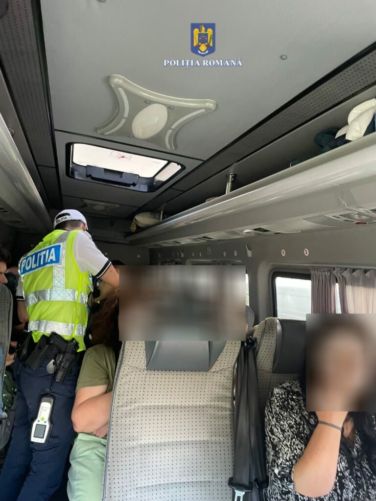 FOTO Amenzi de 120.000 de lei aplicate transportatorilor de marfă și persoane, în urma unor controale efectuate de polițiștii tulceni 4 FOTO Amenzi de 120.000 de lei aplicate transportatorilor de marfă și persoane, în urma unor controale efectuate de polițiștii tulceni WhatsApp Image 2025 07 19 at 10.16.57