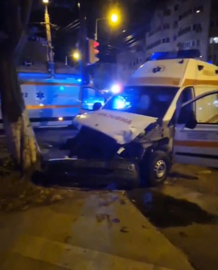 VIDEO O ambulanță a fost implicată într-un accident cu un alt autoturism în Constanța. O victimă a fost transportată la spital WhatsApp Image 2025 07 19 at 23.42.00