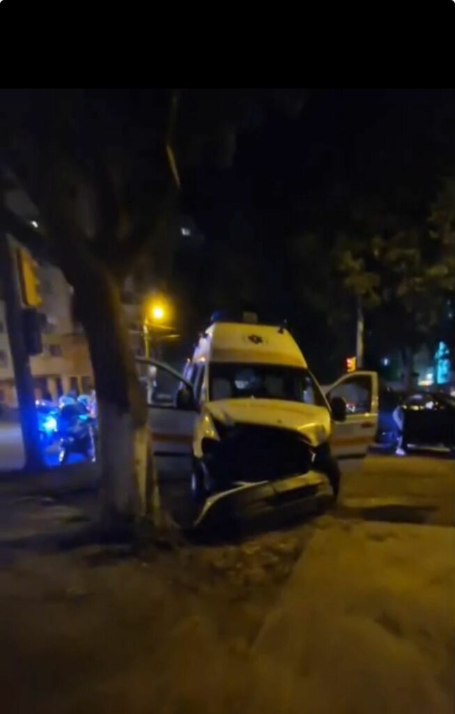 VIDEO O ambulanță a fost implicată într-un accident cu un alt autoturism în Constanța. O victimă a fost transportată la spital WhatsApp Image 2025 07 19 at 23.42.02