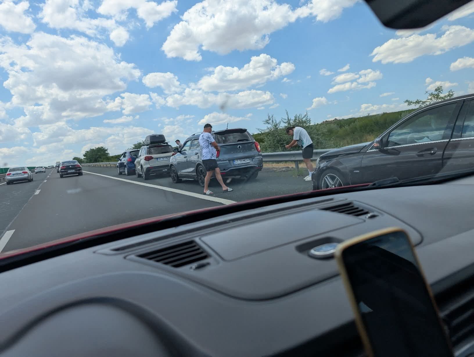 FOTO VIDEO Accident cu cinci mașini implicate pe A2, în zona localității Cernavodă / O persoană rănită / Trafic îngreunat WhatsApp Image 2025 07 20 at 14.50.54