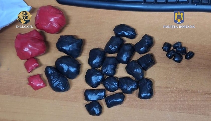 VIDEO. Captură DIICOT la Constanța: Un tânăr de 19 ani îngropase în mai multe zone din oraș zeci de pachete cu droguri pentru vânzare online 2 VIDEO. Captură DIICOT la Constanța: Un tânăr de 19 ani îngropase în mai multe zone din oraș zeci de pachete cu droguri pentru vânzare online WhatsApp Image 2025 07 29 at 15.09.04