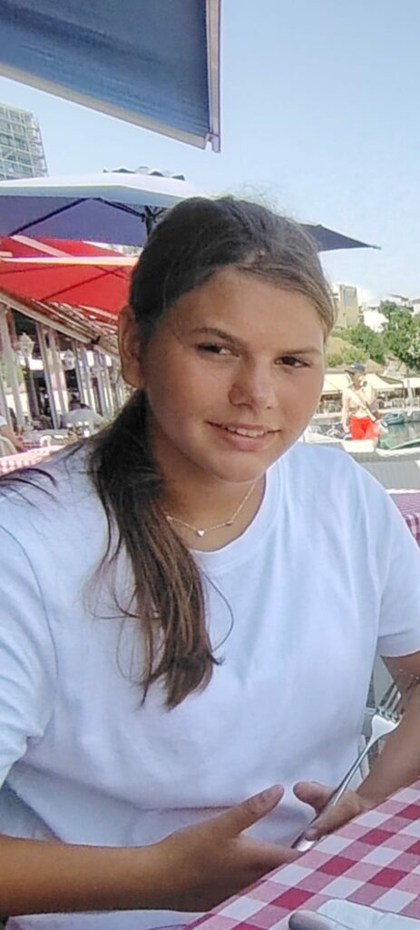 UPDATE A fost emis RO Alert! În Mamaia Nord, o fată de 13 ani a dispărut după ce a plecat de la locul de cazare, după un schimb de replici cu mama ei 2 UPDATE A fost emis RO Alert! În Mamaia Nord, o fată de 13 ani a dispărut după ce a plecat de la locul de cazare, după un schimb de replici cu mama ei WhatsApp Image 2025 07 29 at 21.03.13