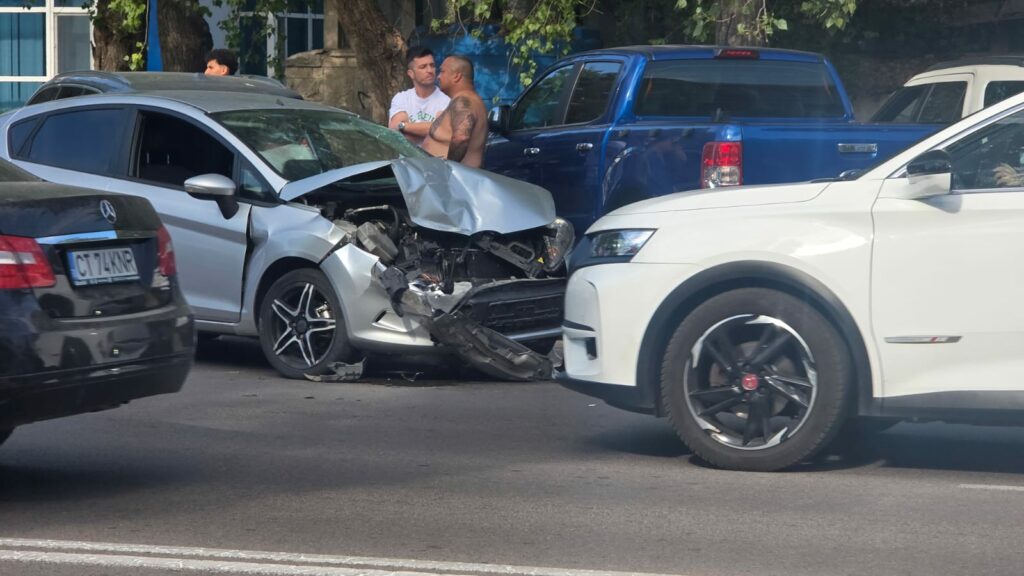 FOTO VIDEO/ ȘOFER MORT DE BEAT: Accident cu TREI persoane implicate, în Mamaia, în zona Hotelului Palas UPDATE 19 FOTO VIDEO/ ȘOFER MORT DE BEAT: Accident cu TREI persoane implicate, în Mamaia, în zona Hotelului Palas UPDATE WhatsApp Image 2025 07 31 at 17.24.59