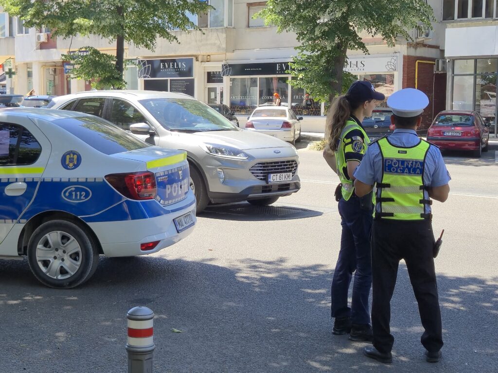 FOTO VIDEO Două persoane au ajuns la spital în urma unui accident pe bulevardul Tomis a0c9a450 f322 430c 9c1b 2d3695deaeaa