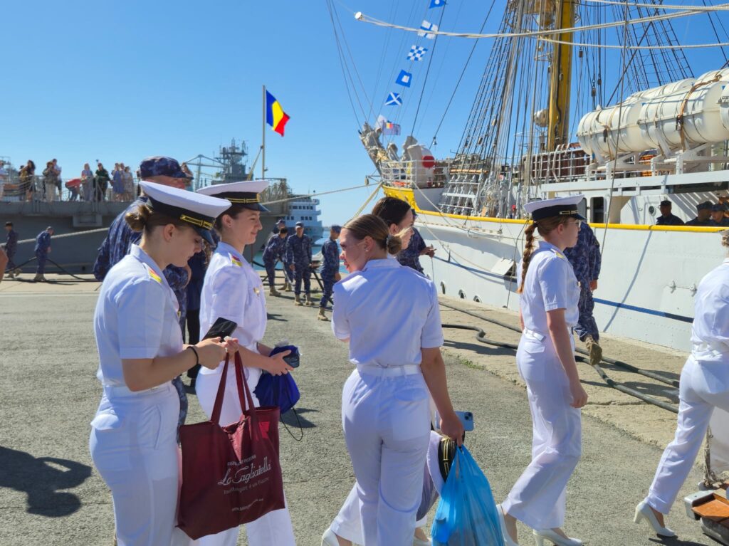 FOTO VIDEO Sentimente puternice pentru studenții Academiei Navale! Nava-școală „Mircea” pleacă în marșul internațional de instrucție a6aa09d4 d6a3 485c 8b89 980bef63f64e