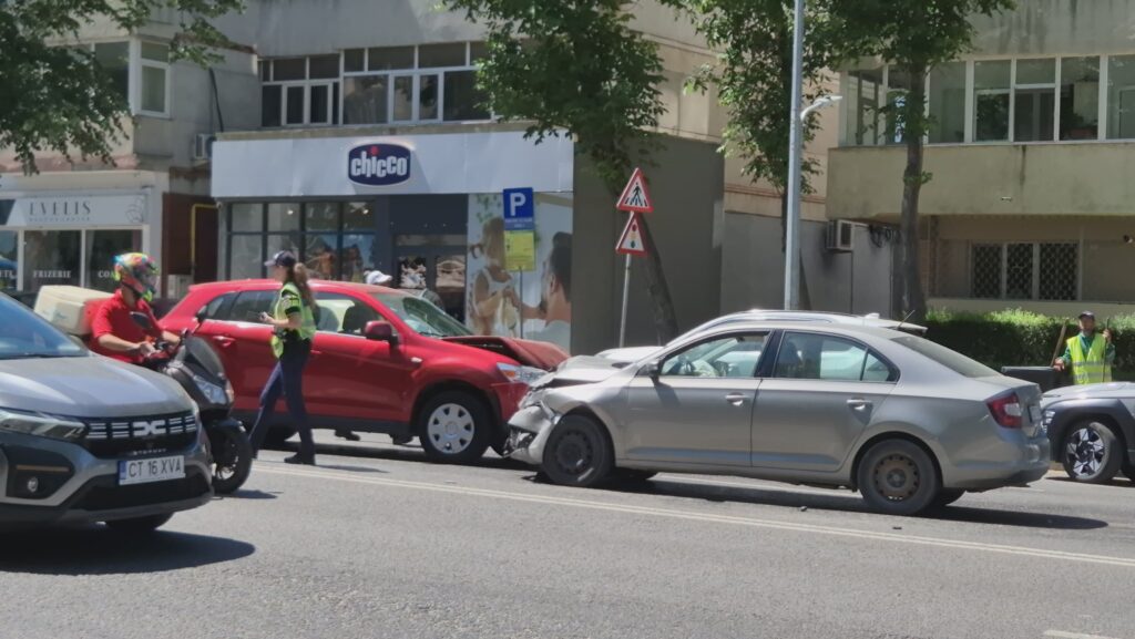 FOTO VIDEO Două persoane au ajuns la spital în urma unui accident pe bulevardul Tomis a827197c c0b8 4108 85f0 2e23525987f4