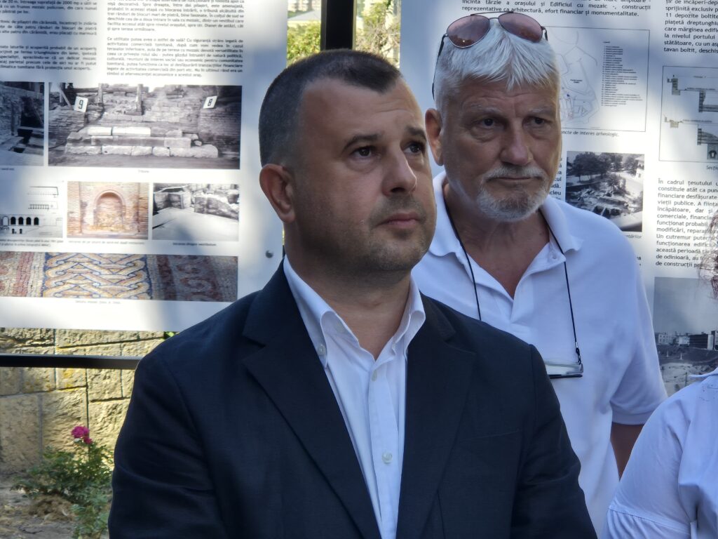 FOTO VIDEO Expoziție în aer liber la Edificiul roman cu mozaic: „File de istorie tomitană” 10 FOTO VIDEO Expoziție în aer liber la Edificiul roman cu mozaic: „File de istorie tomitană” af2b2624 7d62 4dc9 8366 0b910d4fcf1d