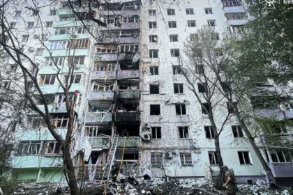 Rusia a atacat cu drone și rachete orașul Cernăuți, la 40km de România: Sunt doi morți și 14 răniți atac rusesc cu drone si rachete asupra orasului cernauti sunt doi morti si 14 raniti 989007