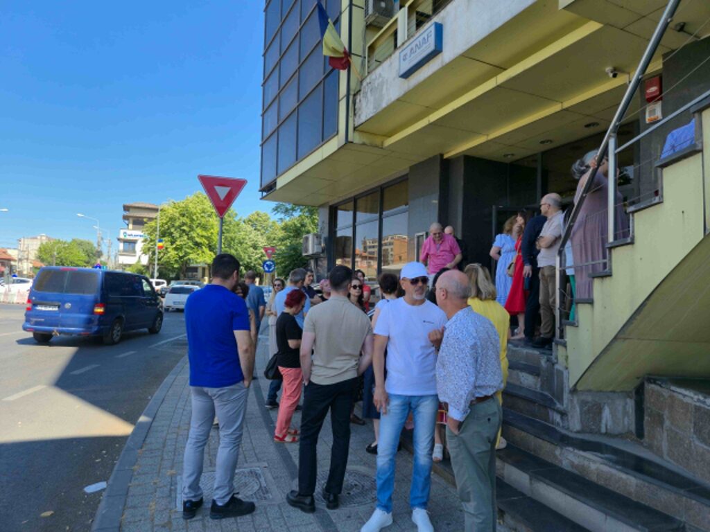 FOTO VIDEO Protest în fața sediului ANAF din Constanța după ce Guvernul a tăiat sporul pentru condiții vătămătoare b0a5336f e7fe 4b9d 8a55 3c2c771afb9e
