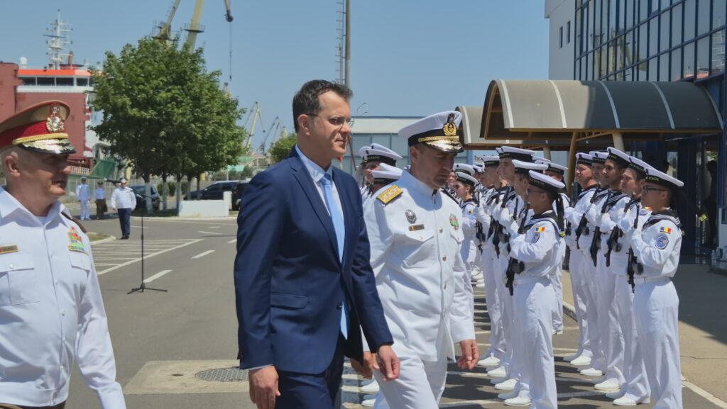 FOTO VIDEO Ministrul Apărării, prezent la preluarea de către România a comenzii Grupului operativ pentru combaterea minelor marine din Marea Neagră 3 FOTO VIDEO Ministrul Apărării, prezent la preluarea de către România a comenzii Grupului operativ pentru combaterea minelor marine din Marea Neagră b1413ad2 aa8a 4b75 9997 cc76947b09e8