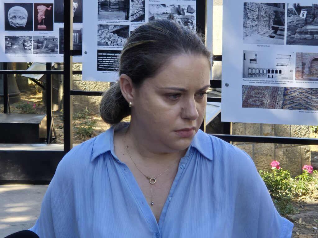 FOTO VIDEO Expoziție în aer liber la Edificiul roman cu mozaic: „File de istorie tomitană” 14 FOTO VIDEO Expoziție în aer liber la Edificiul roman cu mozaic: „File de istorie tomitană” b36ebae1 e105 4f1d bdff 7d2946201967