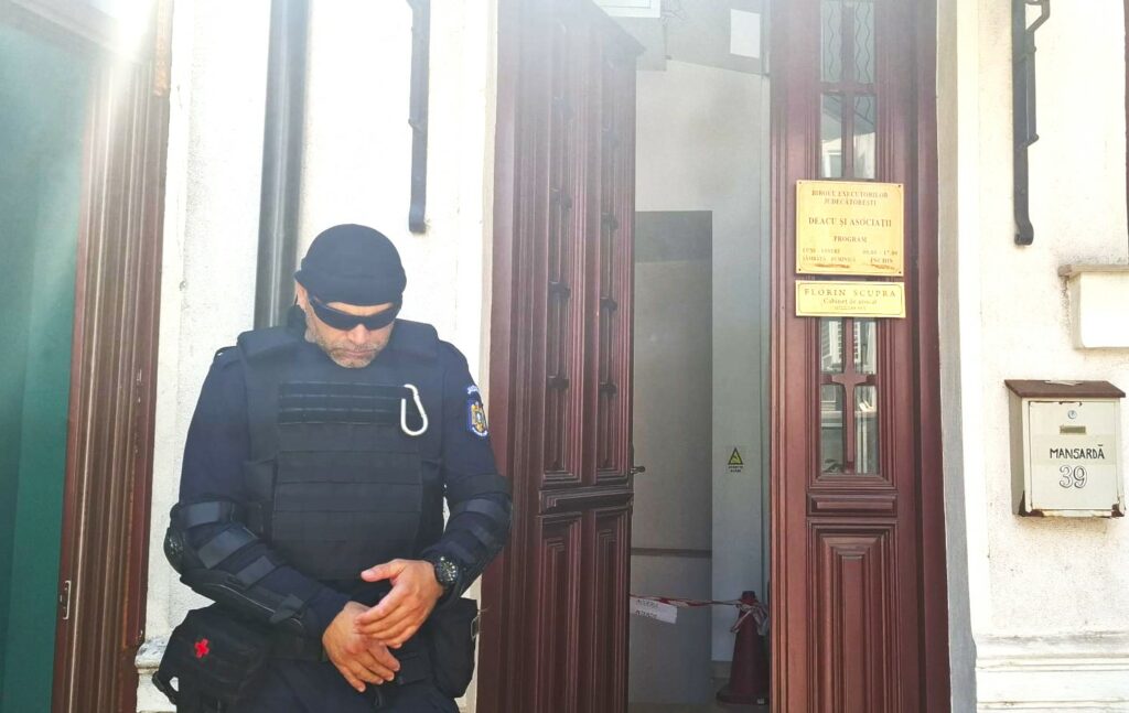 FOTO VIDEO Percheziții DIICOT la executorul judecătoresc Vasile Deacu, din Constanța 2 FOTO VIDEO Percheziții DIICOT la executorul judecătoresc Vasile Deacu, din Constanța b82ef950 a965 4a9a 8bba af4b87b69044
