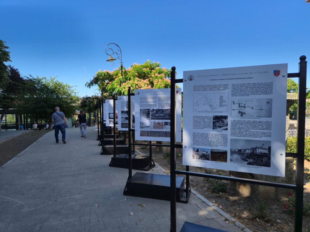 FOTO VIDEO Expoziție în aer liber la Edificiul roman cu mozaic: „File de istorie tomitană” 7 FOTO VIDEO Expoziție în aer liber la Edificiul roman cu mozaic: „File de istorie tomitană” bf5bc243 8fab 4b3a 8b3c e30362c812ce