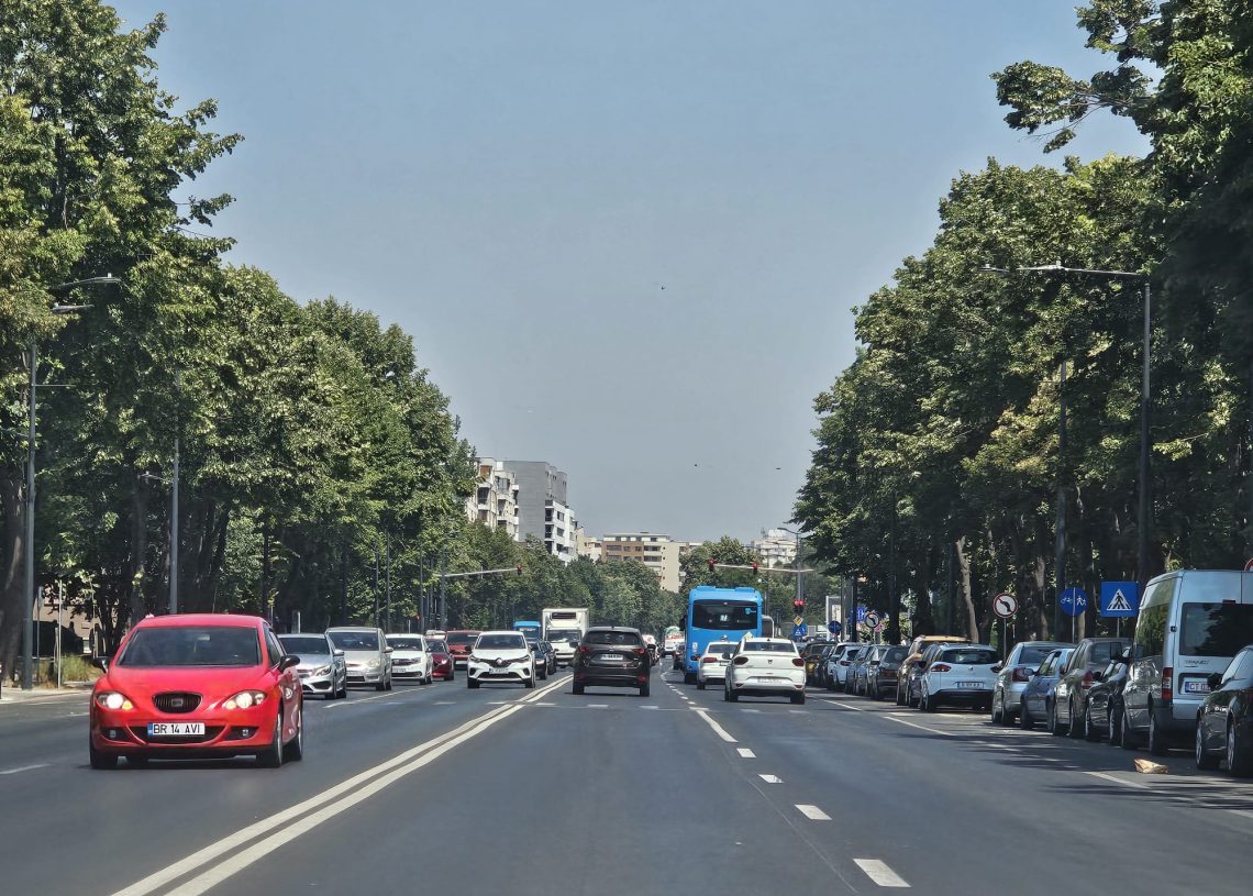 USR Constanța propune punerea la dispoziție a parcării de la City Park Mall pe timp de noapte după desființarea locurilor de pe bulevardul Alexandru Lăpușneanu bulevardul alexandru lapusneanu trafic aglomerat masini vara 2 1140x815 1