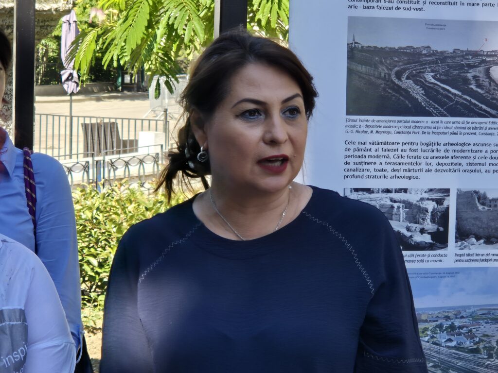 FOTO VIDEO Expoziție în aer liber la Edificiul roman cu mozaic: „File de istorie tomitană” 8 FOTO VIDEO Expoziție în aer liber la Edificiul roman cu mozaic: „File de istorie tomitană” c5cd1aa0 9ee9 44d3 b131 8d170f520723