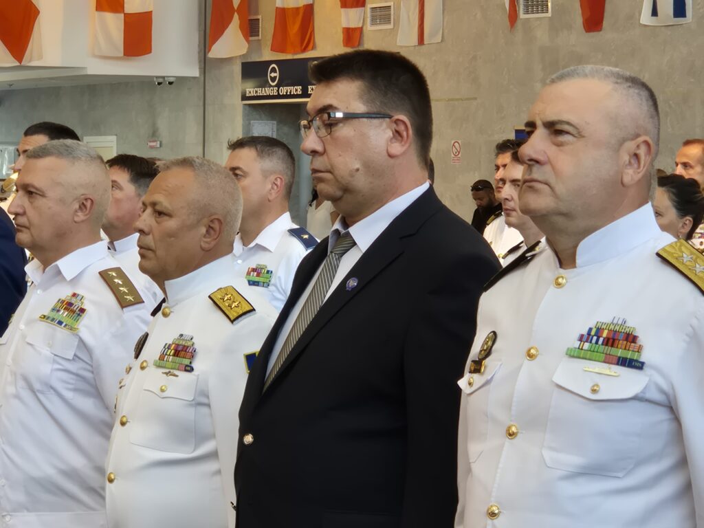 FOTO VIDEO Ministrul Apărării, prezent la preluarea de către România a comenzii Grupului operativ pentru combaterea minelor marine din Marea Neagră 18 FOTO VIDEO Ministrul Apărării, prezent la preluarea de către România a comenzii Grupului operativ pentru combaterea minelor marine din Marea Neagră dbf808dc 4eb8 43a4 9899 f958ebcc2a93