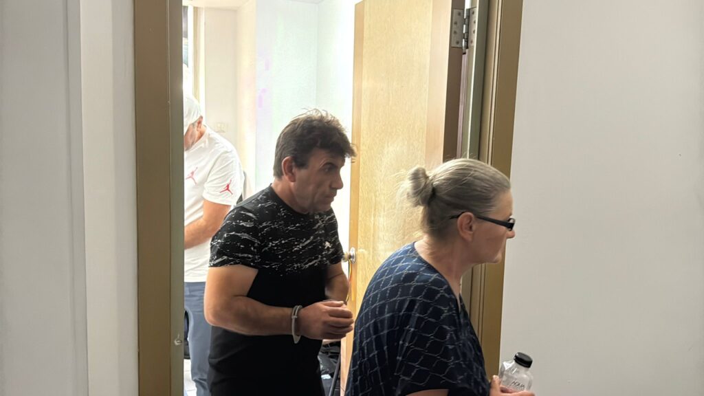 UPDATE FOTO VIDEO Dosarul DIICOT “Fabrica de Moșteniri” a ajuns la ÎCCJ. Executorul Vasile Deacu și capul rețelei, Vlad Virgil, aduși în fața magistraților alături de ceilalți inculpați 4 UPDATE FOTO VIDEO Dosarul DIICOT “Fabrica de Moșteniri” a ajuns la ÎCCJ. Executorul Vasile Deacu și capul rețelei, Vlad Virgil, aduși în fața magistraților alături de ceilalți inculpați ddbf875c ddaa 4804 be69 10112d73a13e