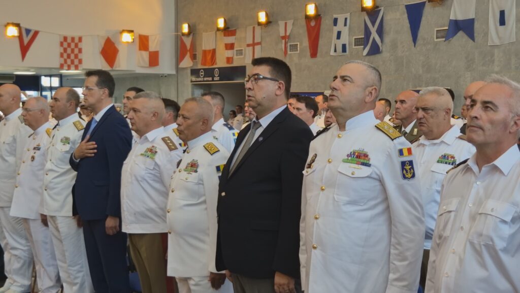 FOTO VIDEO Ministrul Apărării, prezent la preluarea de către România a comenzii Grupului operativ pentru combaterea minelor marine din Marea Neagră 9 FOTO VIDEO Ministrul Apărării, prezent la preluarea de către România a comenzii Grupului operativ pentru combaterea minelor marine din Marea Neagră e3c000c4 3dc3 4fac 8d07 7aad119c5181