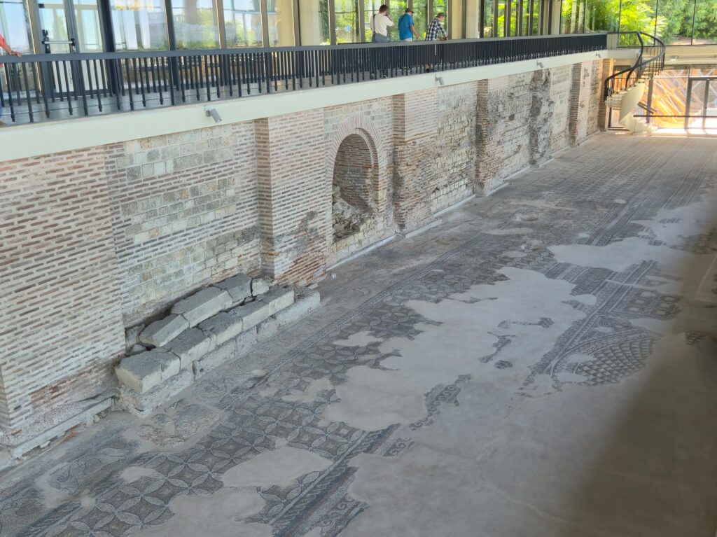 FOTO VIDEO Expoziție în aer liber la Edificiul roman cu mozaic: „File de istorie tomitană” 19 FOTO VIDEO Expoziție în aer liber la Edificiul roman cu mozaic: „File de istorie tomitană” f42293dd 6d18 49a3 a190 3951252346bf