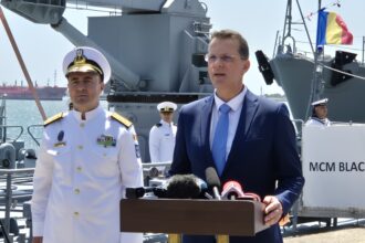 FOTO VIDEO Ionuț Moșteanu, Ministrul Apărării, în Portul Constanța: „Marea Neagră va rămâne un loc al păcii” fa45dce8 b8df 4a03 80a4 192a67ba3ff7