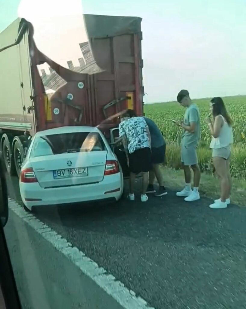 FOTO VIDEO Un începător a intrat cu mașina sub un TIR, pe Autostrada Soarelui! 4 FOTO VIDEO Un începător a intrat cu mașina sub un TIR, pe Autostrada Soarelui! fdab6452 8713 4801 9cec 0e8f3e26c21f