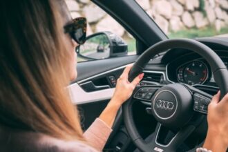 A încercat să păcălească polițiștii prin schimb de locuri cu fiica sa: Condamnată la un an cu suspendare după ce a condus fără permis femeie sofer