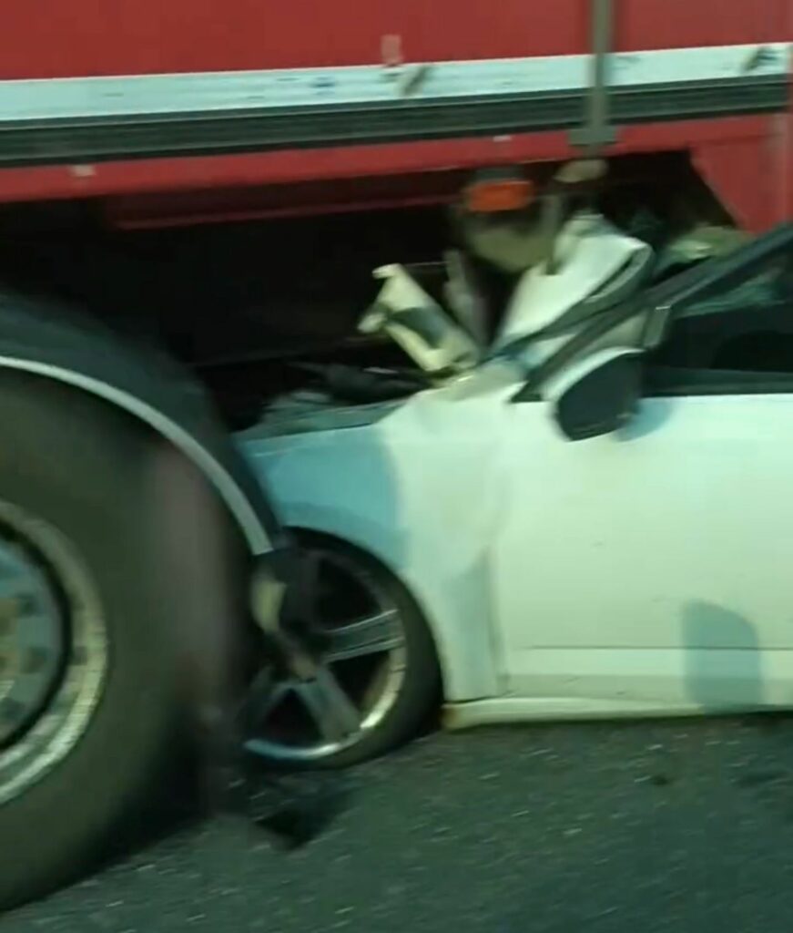 FOTO VIDEO Un începător a intrat cu mașina sub un TIR, pe Autostrada Soarelui! 3 FOTO VIDEO Un începător a intrat cu mașina sub un TIR, pe Autostrada Soarelui! ff83ea55 7e5c 4b4e 9a02 b7faff079293
