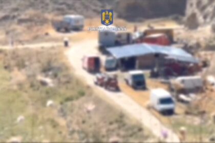 VIDEO Flagrant delict pe malul Dunării: 17 butoaie de motorină preluate ilegal de pe o navă sub pavilion german flagrant